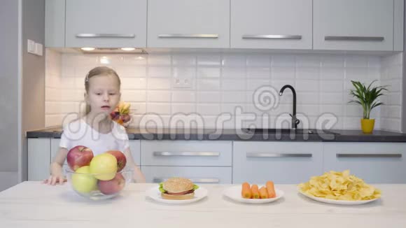 小女孩在厨房里选择食物视频的预览图
