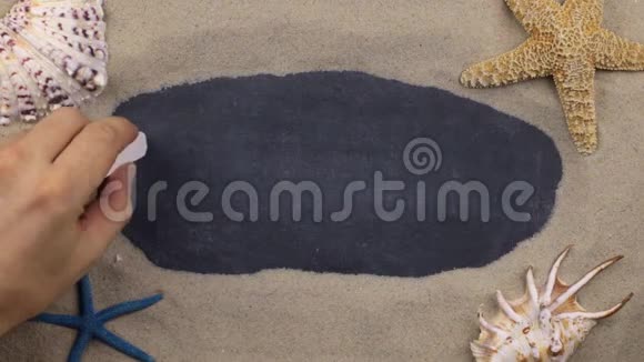 用粉笔在贝壳和星星之间手写的MALTA单词上景视频的预览图