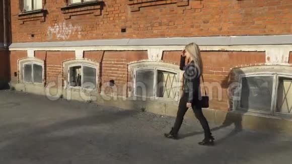 女孩正走在一栋楼前视频的预览图