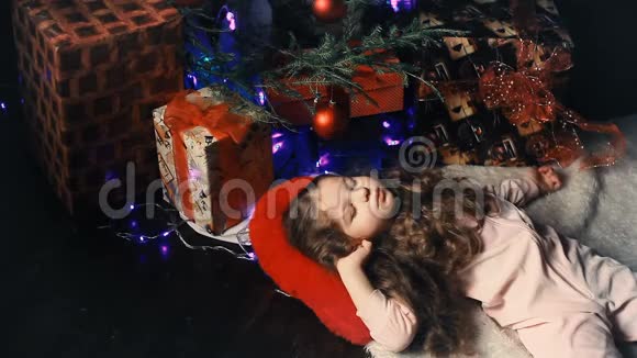 美丽的小女孩睡在树下妈妈送礼物视频的预览图