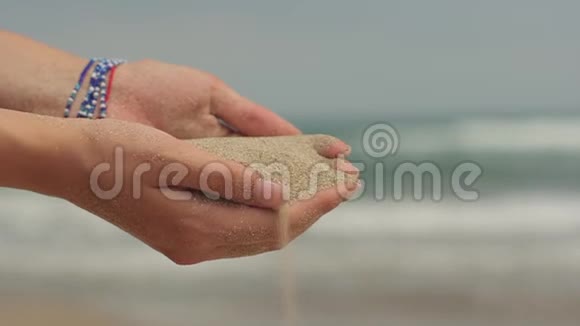 沙子是从女人手里倒出来的视频的预览图