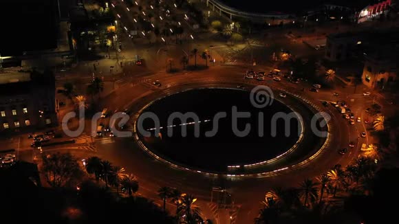 夜间空中视频的港口维洛夫巴塞罗那和道路与汽车交通摄像机从绕城方向移动视频的预览图