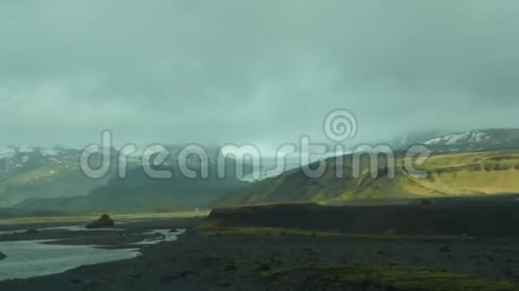 多云天气下的冰岛山水河流和公路旅行场景视频的预览图