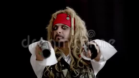 一个穿着海盗服装的人指挥武器前进用于演示和概念想法的有趣片段视频的预览图