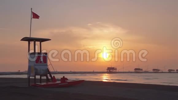 在海上的救援塔在海滩在黎明视频的预览图