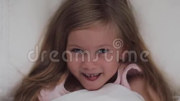 特写小女孩张开嘴接触乳牙的肖像乳牙摇摇晃晃视频的预览图