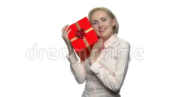 快乐女孩拥抱礼盒的肖像视频的预览图