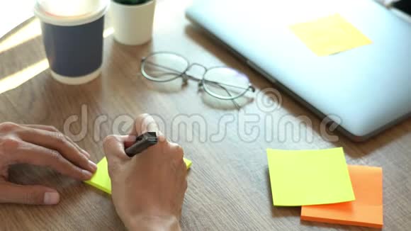 商务人员近距离形象视频4k手握笔写办公桌纸视频的预览图
