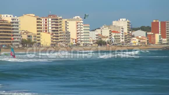 西班牙科斯塔布拉瓦的冲浪者海滩圣安东尼德卡隆吉在一个多风的日子视频的预览图