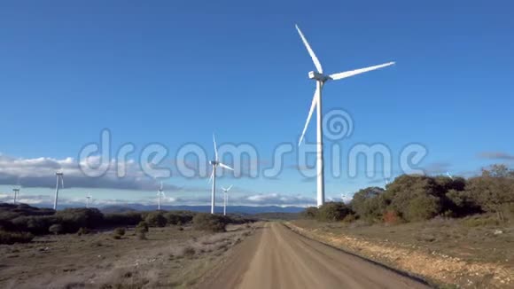 在一个阳光明媚的日子里Pov走向大型风力涡轮机视频的预览图