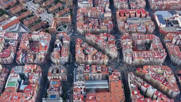 西班牙巴塞罗那的无人机视频扩张区街道圣堡医院录像带视频的预览图