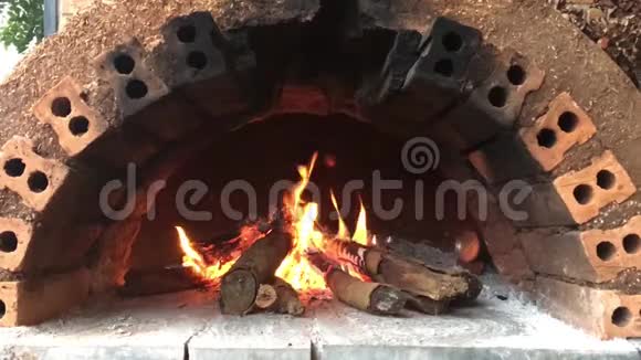 在旧的橙色砖火炉里燃烧燃料视频的预览图