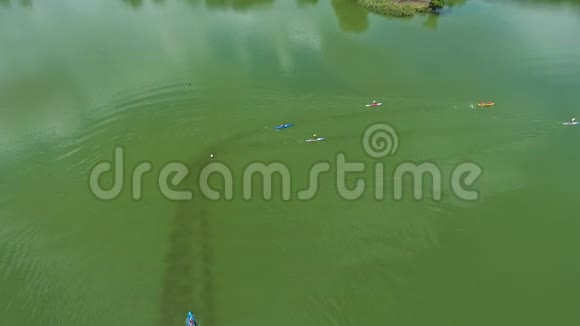 与皮划艇进行空中水上比赛并在绿色的河流上站起桨板视频的预览图