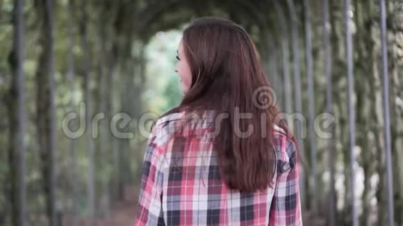 一个女人背着她站着转向相机视频的预览图