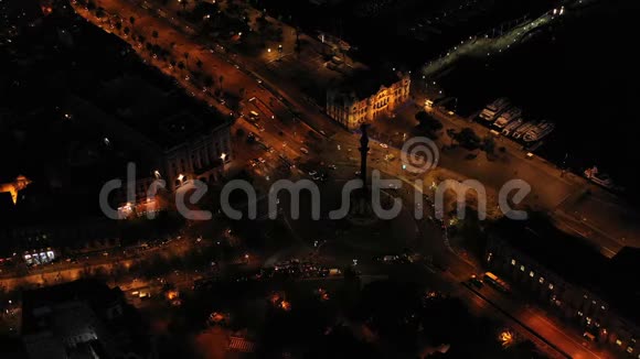 绕着哥伦布雕像转空中夜晚视频西班牙巴塞罗那汽车交通视频的预览图