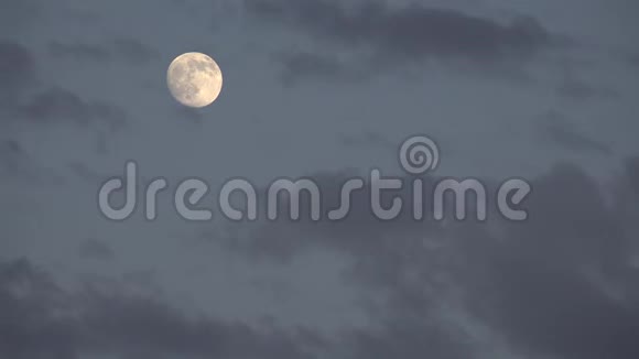 乌云中的满月在天空中升起黄昏的光景黄昏的背景视频的预览图