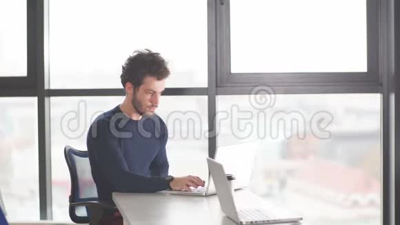 年轻男性学生使用笔记本电脑的画像视频的预览图