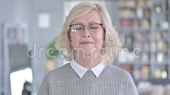 愤怒的老妇人尖叫的肖像视频的预览图