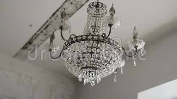 豪华大型水晶吊灯悬挂带有灯泡的老式照明灯具视频的预览图