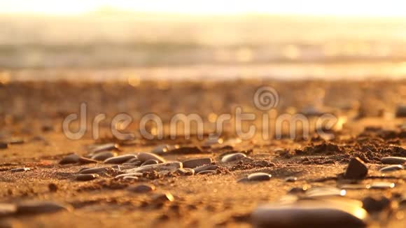 日落时模糊的天然背景海卵石和模糊的波浪视频的预览图