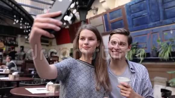 情侣在咖啡店用手机拍照视频的预览图