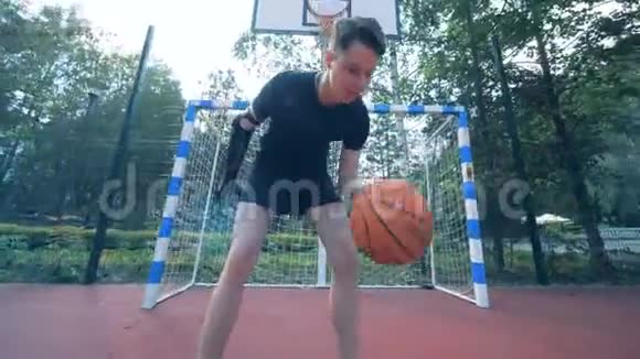 一个人打篮球特写视频的预览图