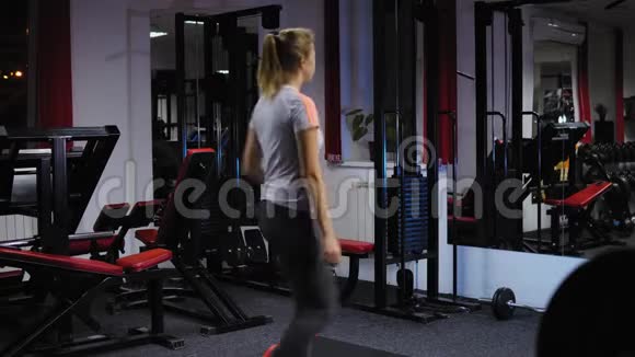 在健身房锻炼时踩板上的漂亮女孩视频的预览图