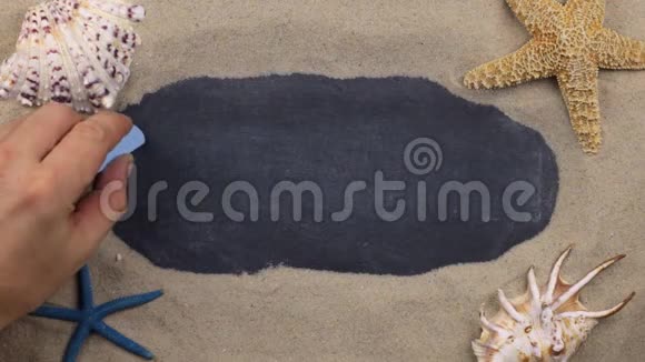 用粉笔在贝壳和星星中书写的巴哈马字上景视频的预览图