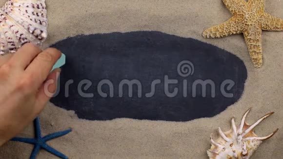 用粉笔在贝壳和星星之间书写的单词LARNACA上景视频的预览图