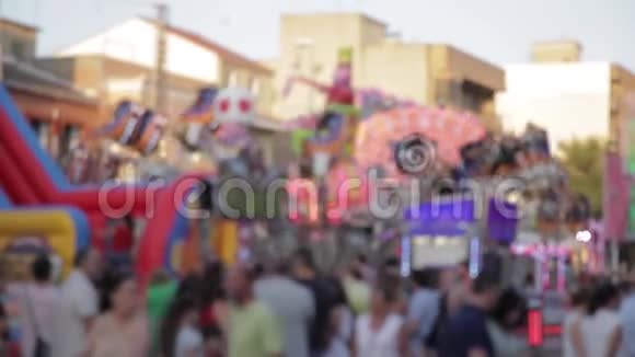 夏季节日IP西班牙美丽的街道粉色丝带离焦视频的预览图