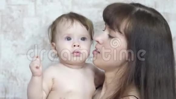 快乐的妈妈抱着小宝宝微笑着母亲的幸福视频的预览图