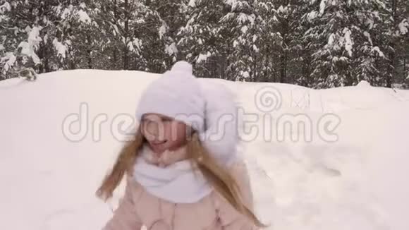 女孩在雪地上奔跑和摔倒视频的预览图