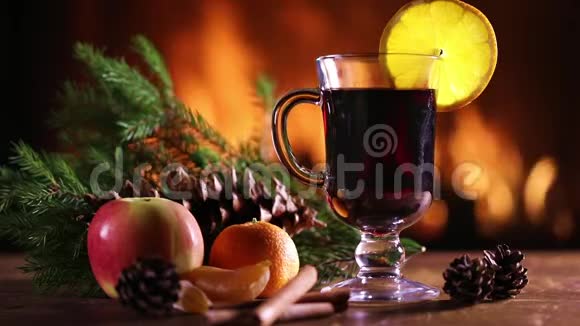 一杯覆盖着水果和松枝的葡萄酒视频的预览图