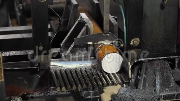 车间里的轮廓线带锯机切割金属冷却乳化液倒在锯上视频的预览图
