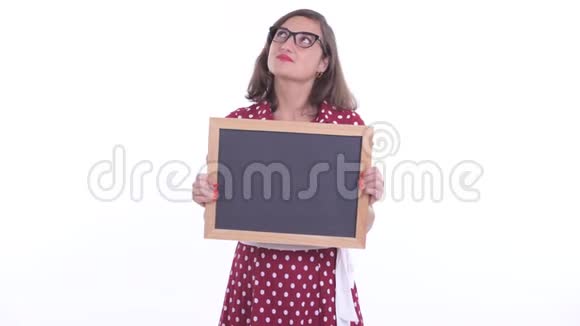 一位戴眼镜的快乐美女一边拿着黑板思考视频的预览图