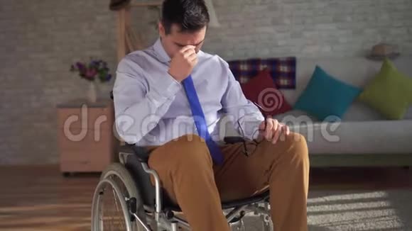 一个坐轮椅的残疾人他悲伤而孤独视频的预览图