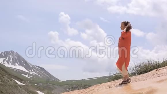 美丽的女人在山溪附近的岩石中与自然团结健康的生活方式视频的预览图