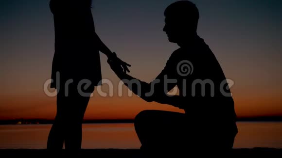 男人坐在膝盖上把戒指戴在女人手上视频的预览图