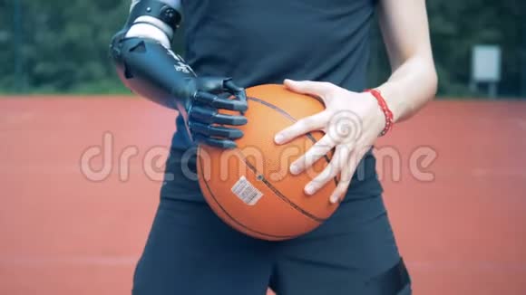 仿生手带球特写有机器人手臂的人视频的预览图