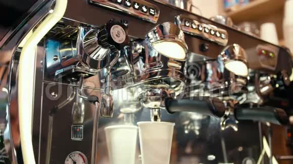 咖啡师正在咖啡厅用机器制作一杯一次性咖啡视频的预览图