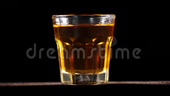 桌子上的威士忌酒杯视频的预览图