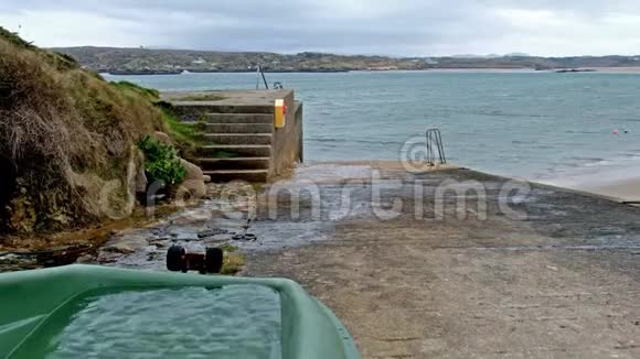 在爱尔兰多恩加尔郡的克鲁伊岛上满是水的船视频的预览图