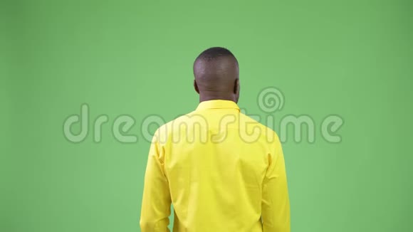 年轻的非洲商人穿着黄色衬衫导演的后景视频的预览图