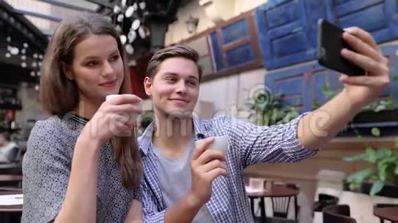 情侣在咖啡店用手机拍照视频的预览图
