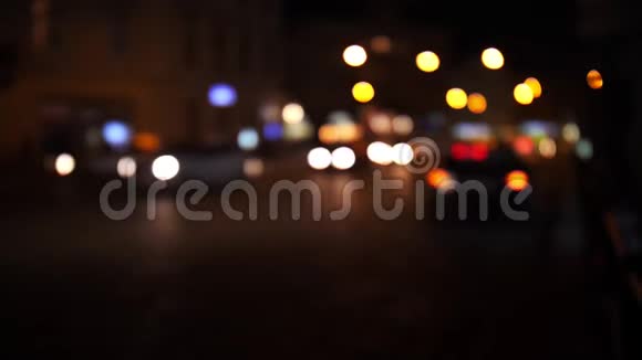 散焦夜城交通灯移动交通的颜色模糊和典型的城市噪音视频的预览图