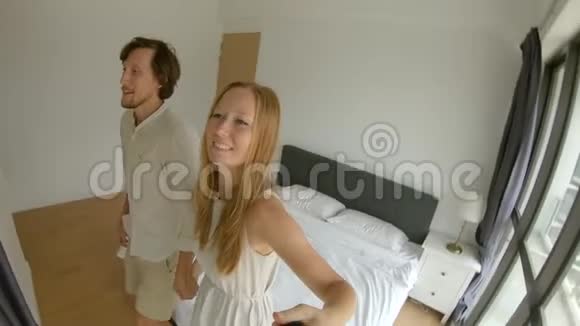 一对幸福的夫妇在床上摔倒的慢镜头旅行概念蜜月概念视频的预览图