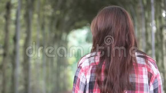 秋天公园穿格子衬衫的女人特写微笑视频的预览图