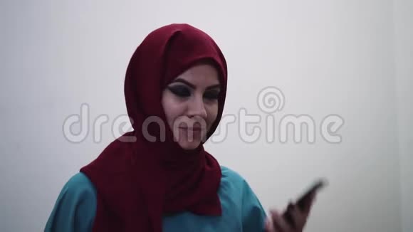 穆斯林女人在智能手机上说话视频的预览图