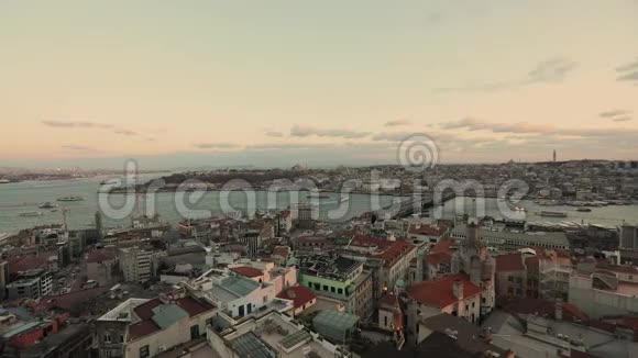 从加拉塔塔俯瞰博斯普鲁斯海峡的晨景时间从加拉塔塔掠过伊斯坦布尔美丽景色视频的预览图