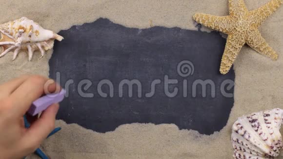 用粉笔在贝壳和星星之间书写的MALDIVES手写字上景视频的预览图